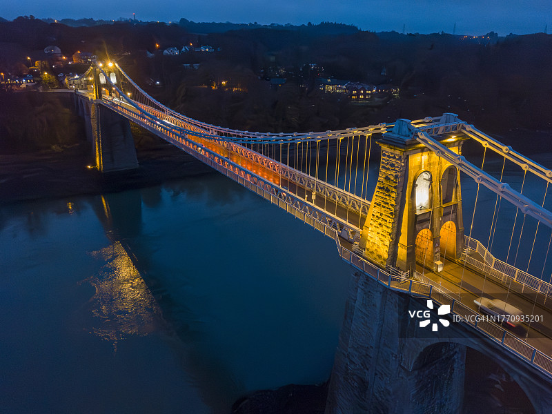 夜晚从上方拍摄的梅奈桥图片素材