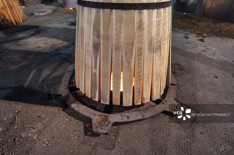 在赫雷斯的桶匠作坊里，主烤箱中有一个用于烘烤以盛放威士忌的桶图片素材