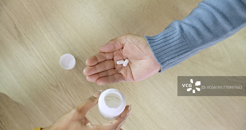 女人给男人喂药丸图片素材