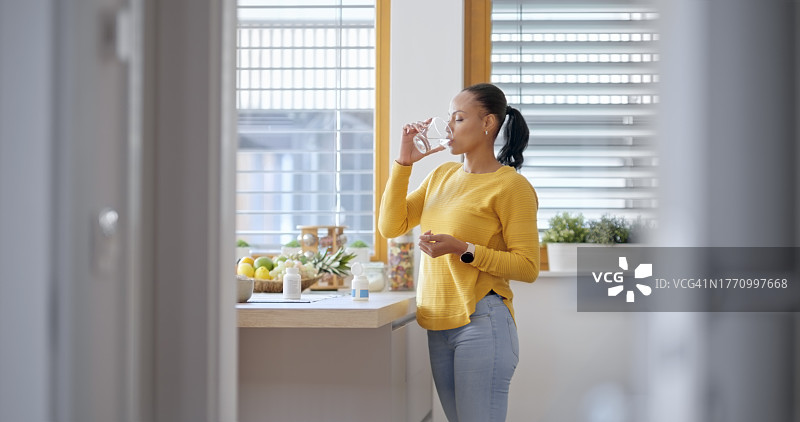 女人吃药图片素材