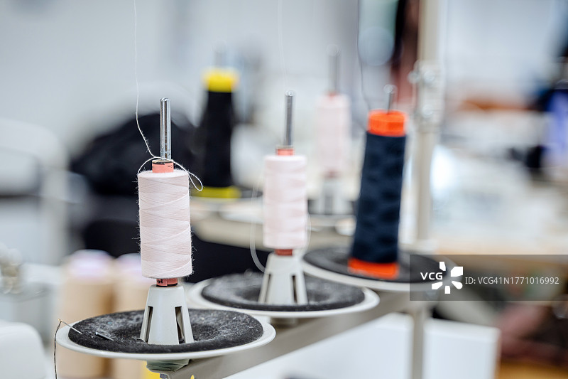 工业纺织机上的纺织线卷图片素材