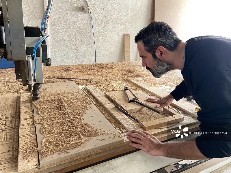 在数控铣床上工作的男人图片素材