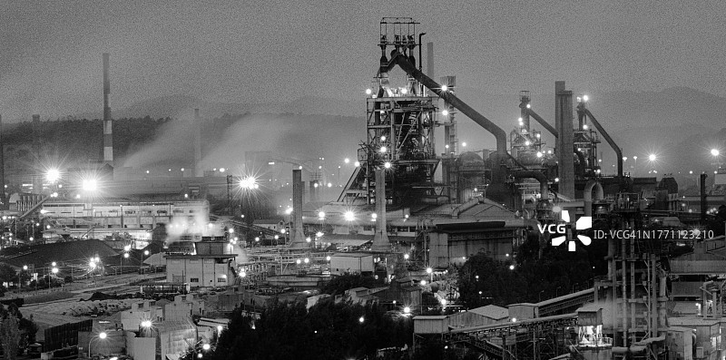 米纳斯吉拉斯州钢铁厂的烟囱图片素材