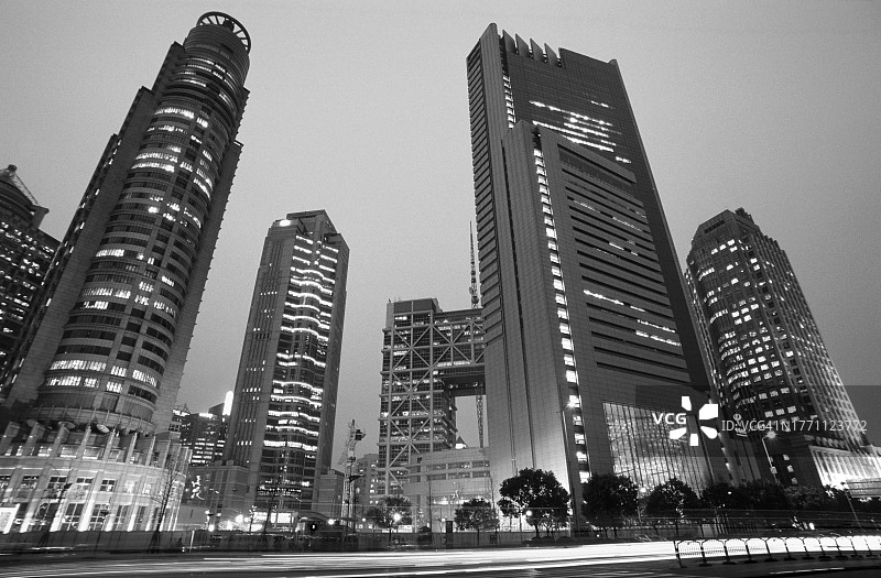 中国上海陆家嘴金融贸易区夜景图片素材
