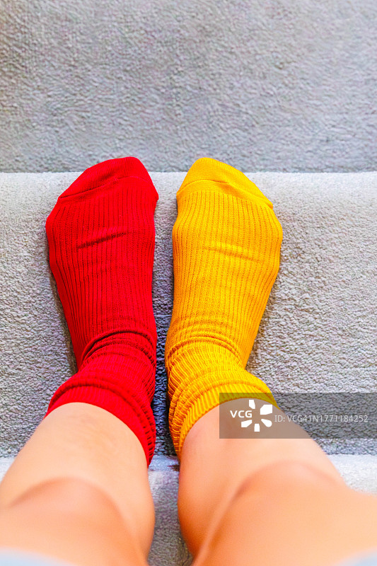 女士穿着不同颜色的休闲袜子图片素材