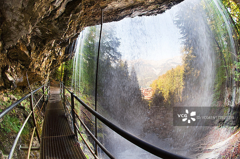 瀑布之下图片素材