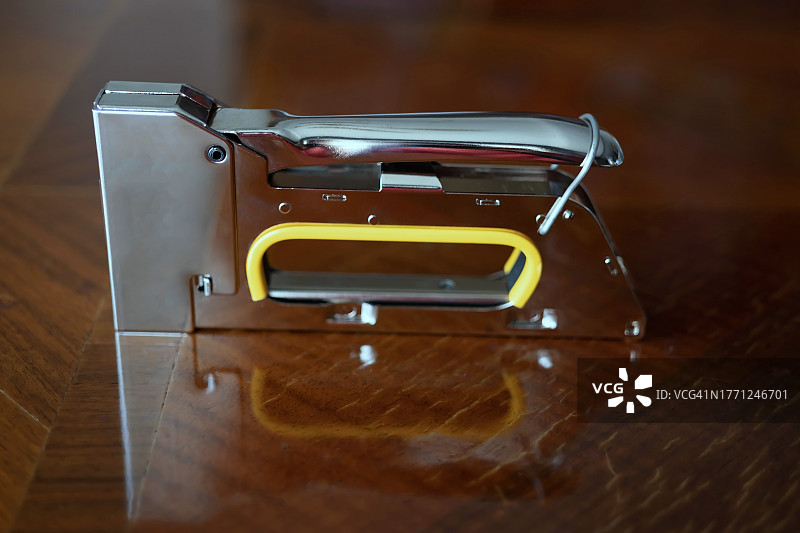 木桌上的订书机俯视图图片素材