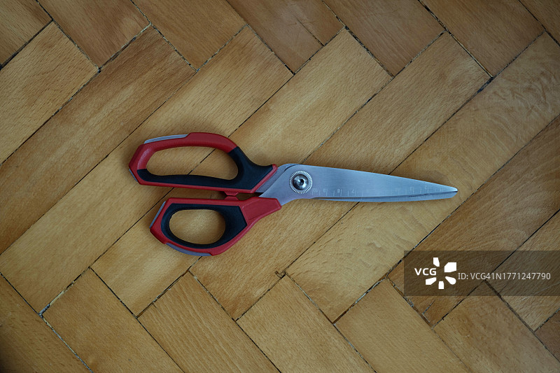镶木地板上剪刀的高角度视图图片素材