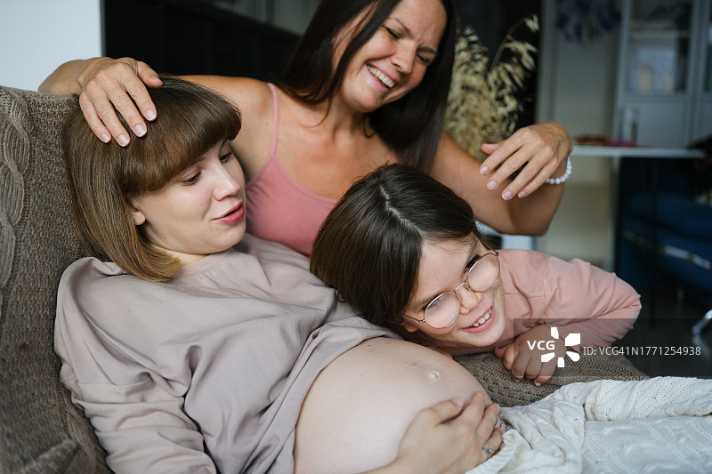 母亲和两个女儿在家共度时光图片素材