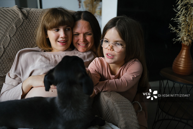 母亲和两个女儿在家共度时光图片素材