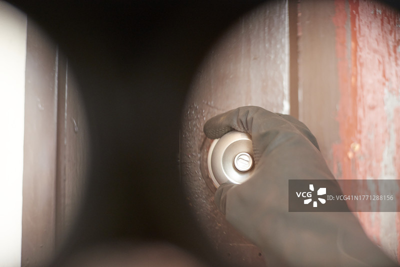 透过面具看世界图片素材