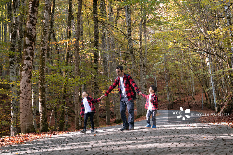 父子在耶迪戈勒尔国家公园度过美好时光图片素材