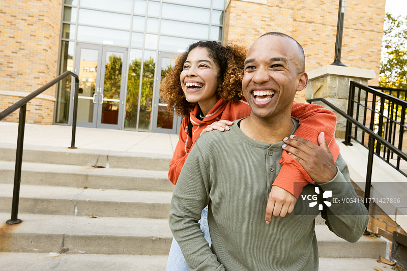 大学生情侣背人图片素材