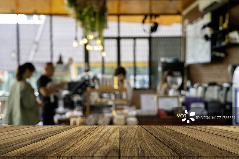 餐厅内部模糊背景上的木质桌面图片素材