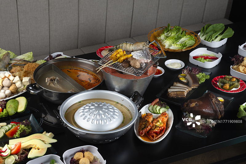 泰式炭烤猪肉火锅图片素材