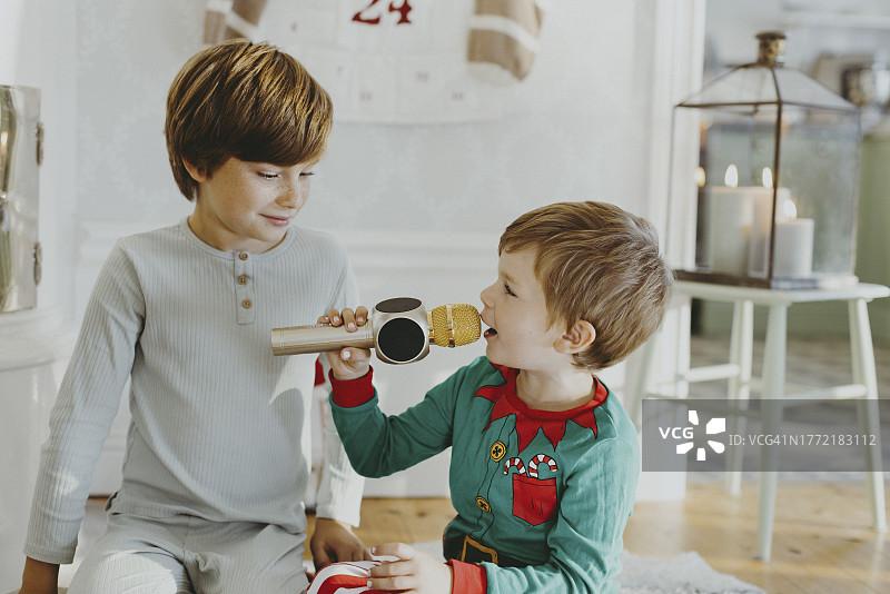 男孩和弟弟在家唱歌图片素材