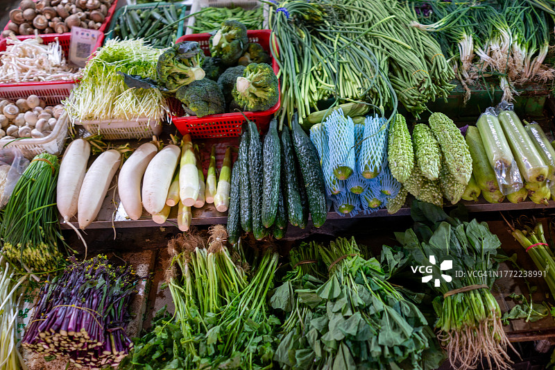 摆放着各种蔬菜的街头市场摊位图片素材