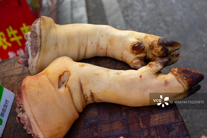 街头市场出售的两个猪蹄图片素材