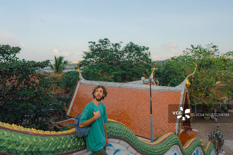 男人探索苏梅岛上的大佛寺图片素材