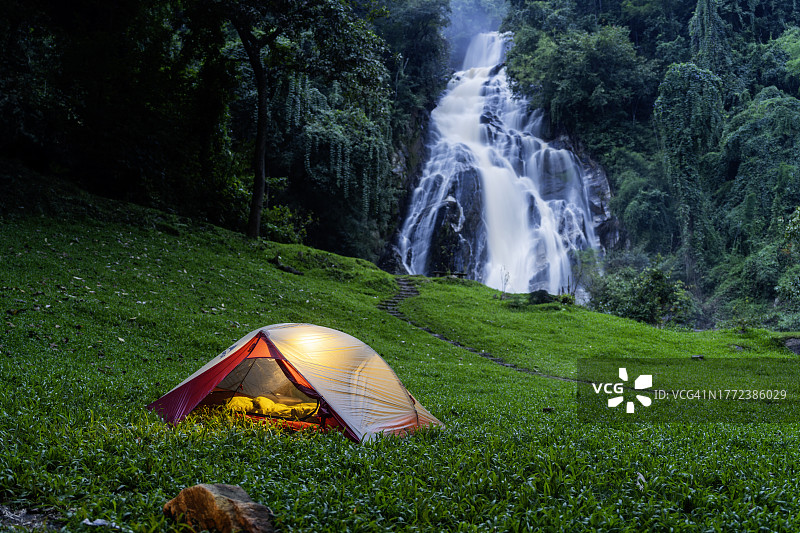 森林瀑布背景下的露营图片素材