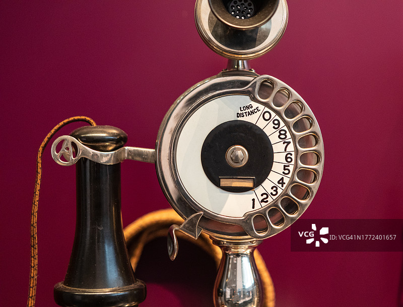 彩色背景上的复古电话图片素材