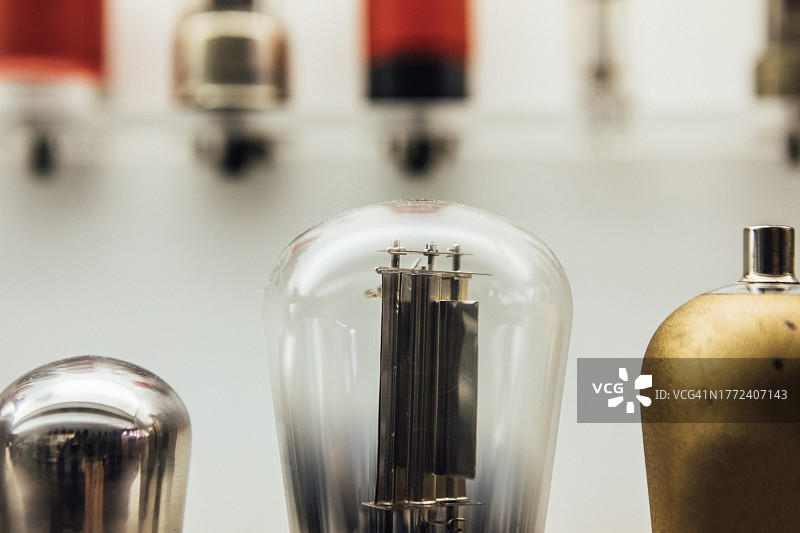 复古真空玻璃电子管放大器图片素材