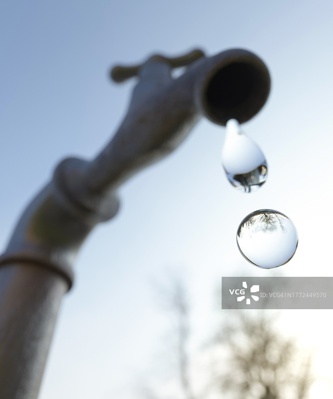 夏季滴水的室外水龙头，展示概念性禁水或短缺3D渲染图片素材