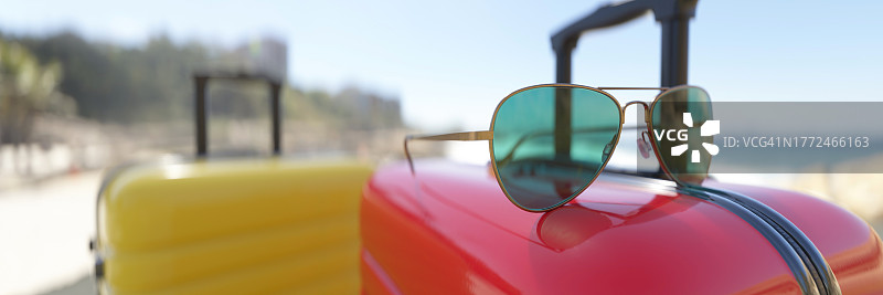 海滩上充满活力的行李箱和太阳镜的假日旅行3D渲染图片素材