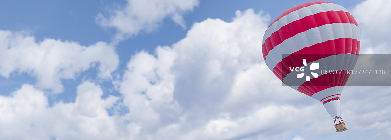 晴朗的蓝天白云下的红白色热气球3D渲染图片素材
