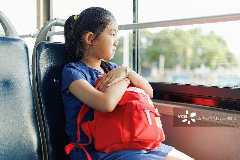 小学生乘坐公交车图片素材