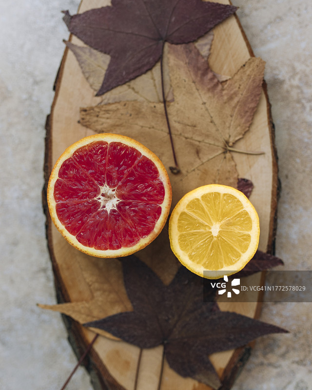 秋季枫叶中的柠檬和葡萄柚图片素材