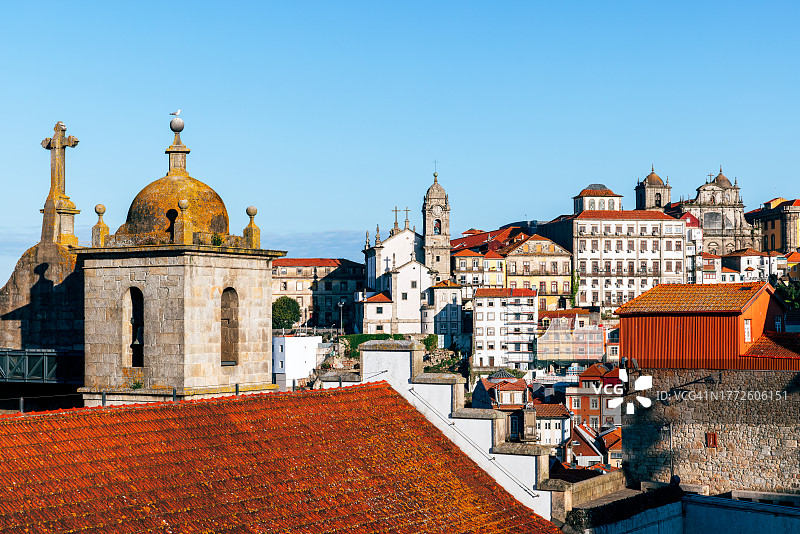 葡萄牙波尔图晴朗蓝天下阳光明媚的旧城区图片素材