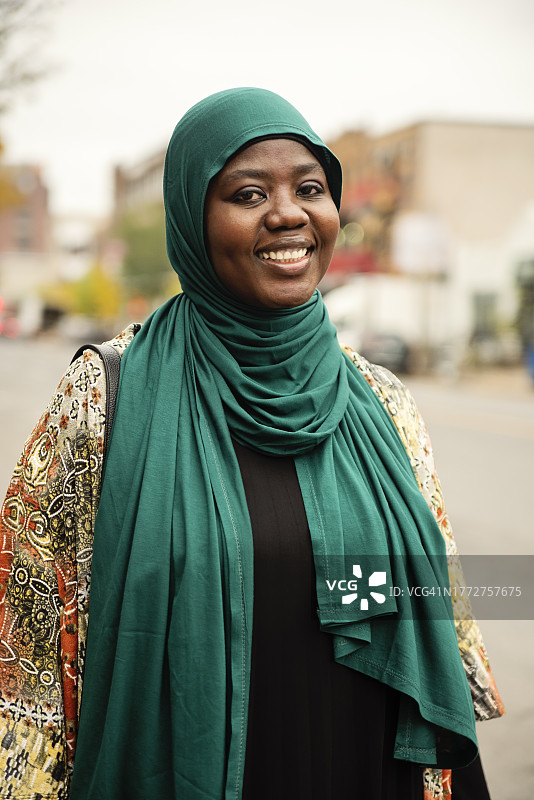 城市街道上的穆斯林黑人妇女肖像图片素材