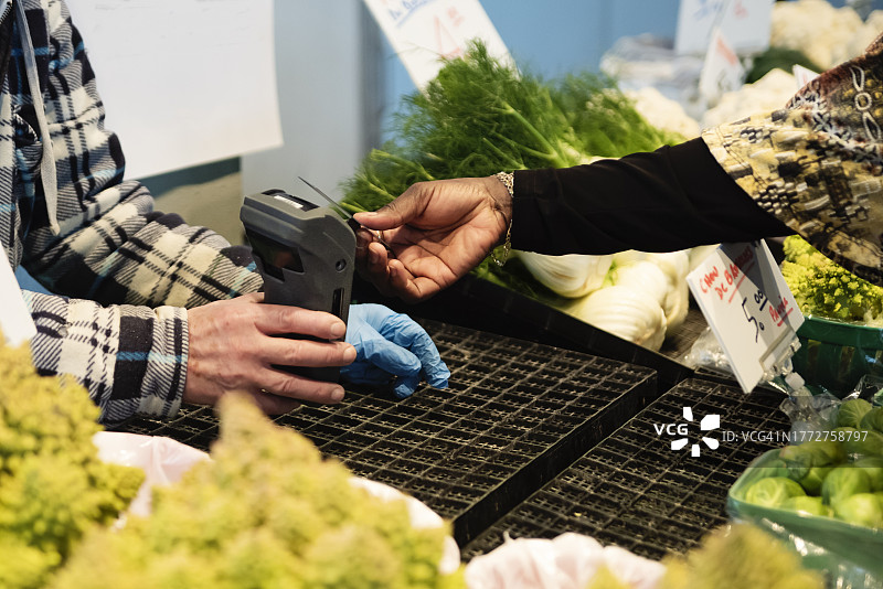 特写：黑人女性在公共市场使用非接触式支付图片素材