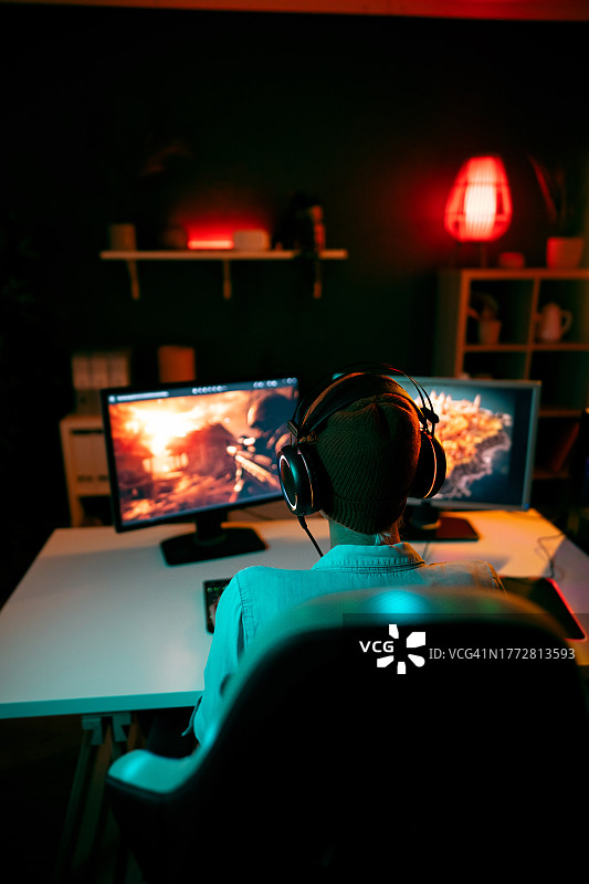 玩电脑策略游戏的白人女性游戏玩家（非特定人物）图片素材