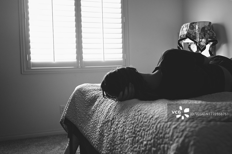 躺在床上的女人图片素材