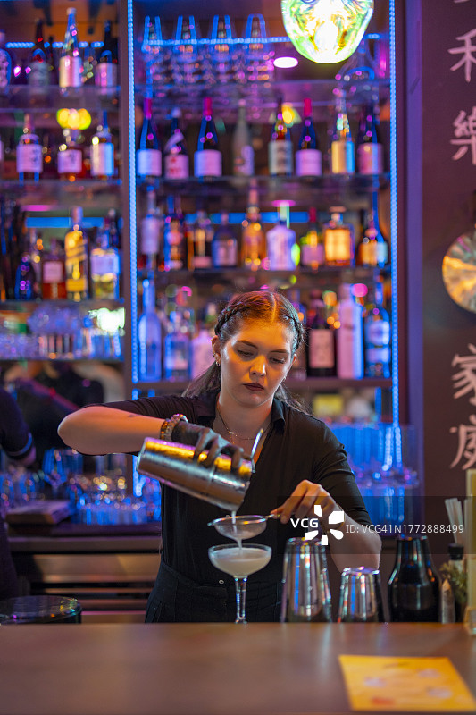 女人在餐厅酒吧准备鸡尾酒图片素材
