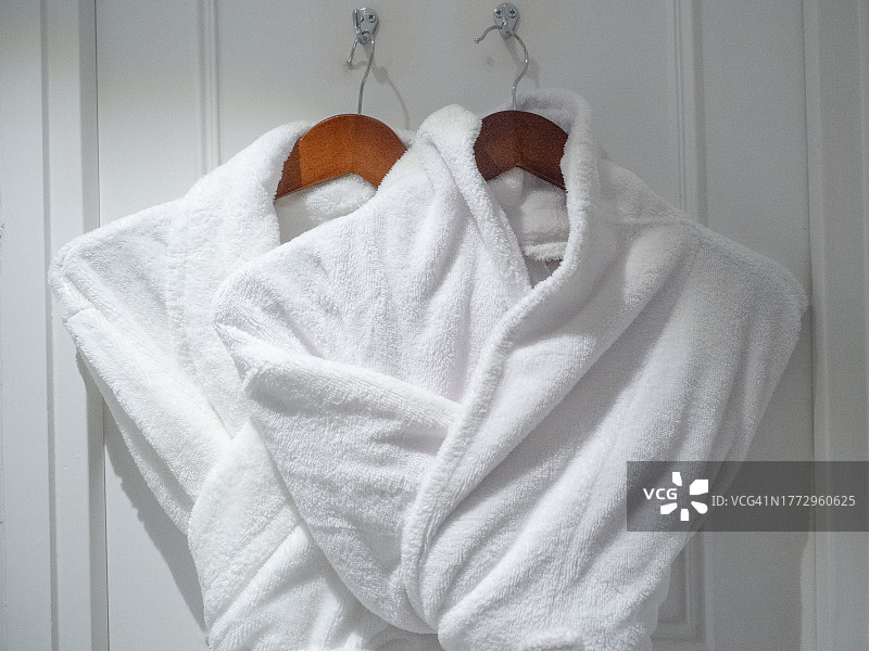 挂在浴室门后的豪华浴袍图片素材