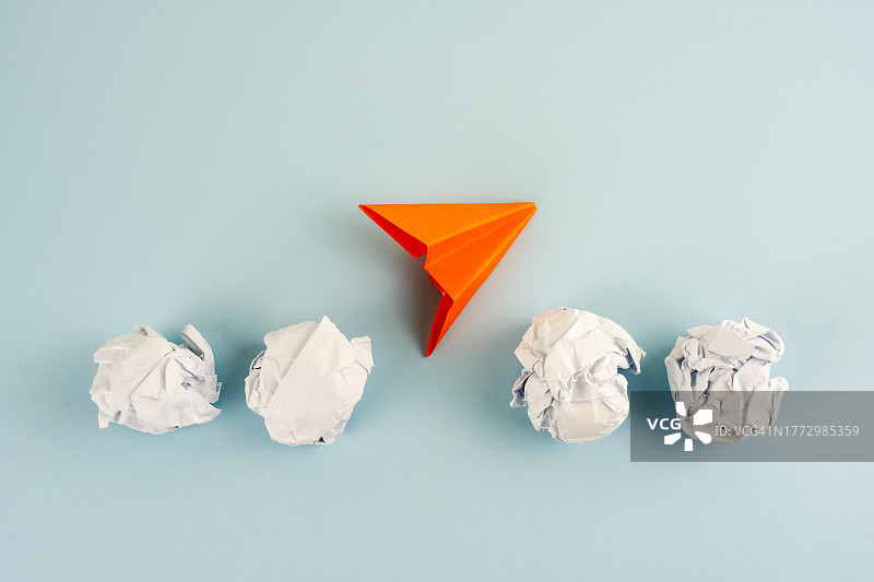 纸团和纸飞机图片素材