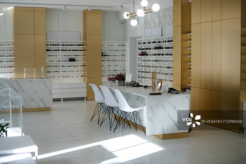 具有精致白色装饰的著名眼镜店图片素材