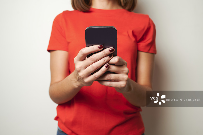 女人使用智能手机的特写图片素材