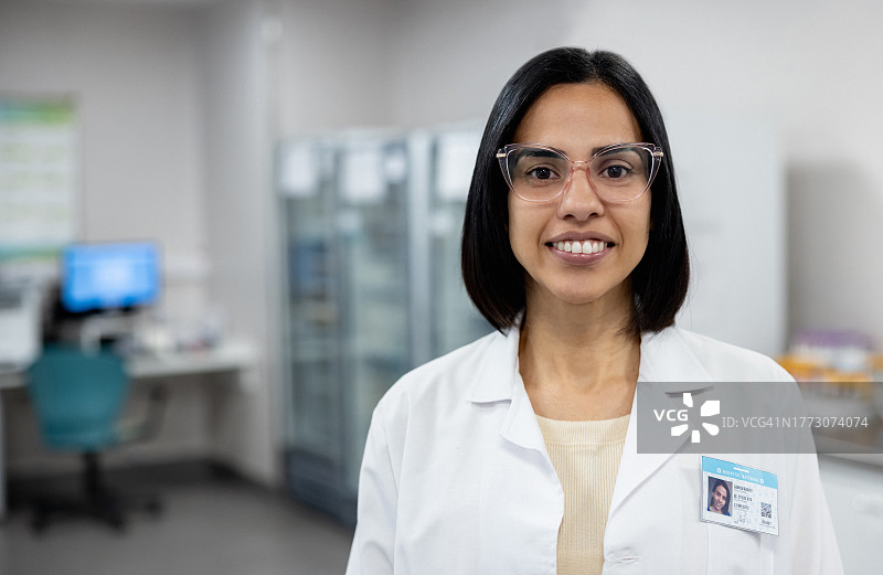 在医院实验室工作的快乐病理学家图片素材