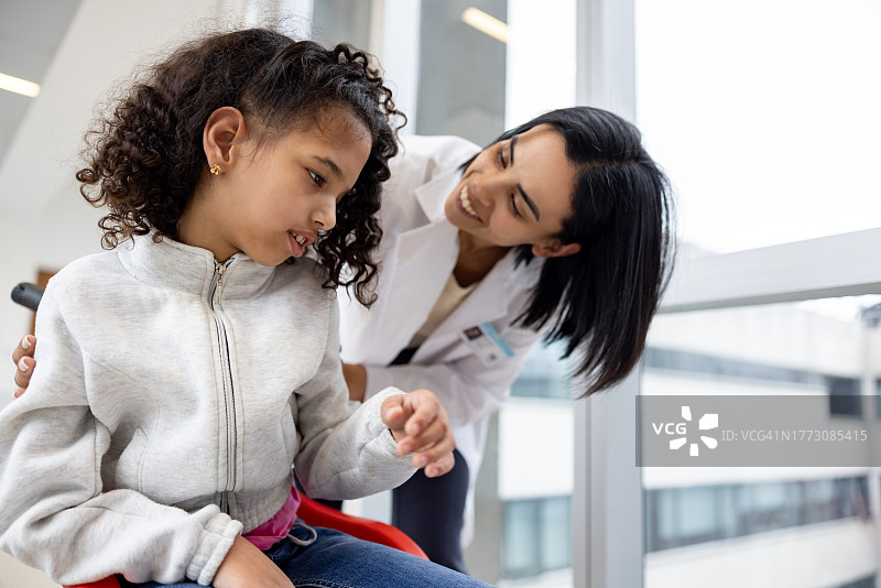 脑瘫女孩在医院和医生交谈图片素材