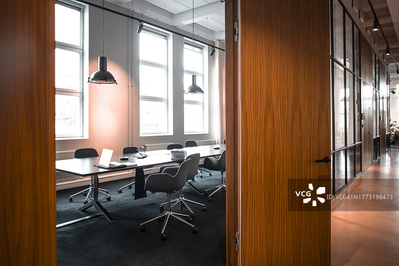 办公室会议室，配有会议桌和椅子图片素材