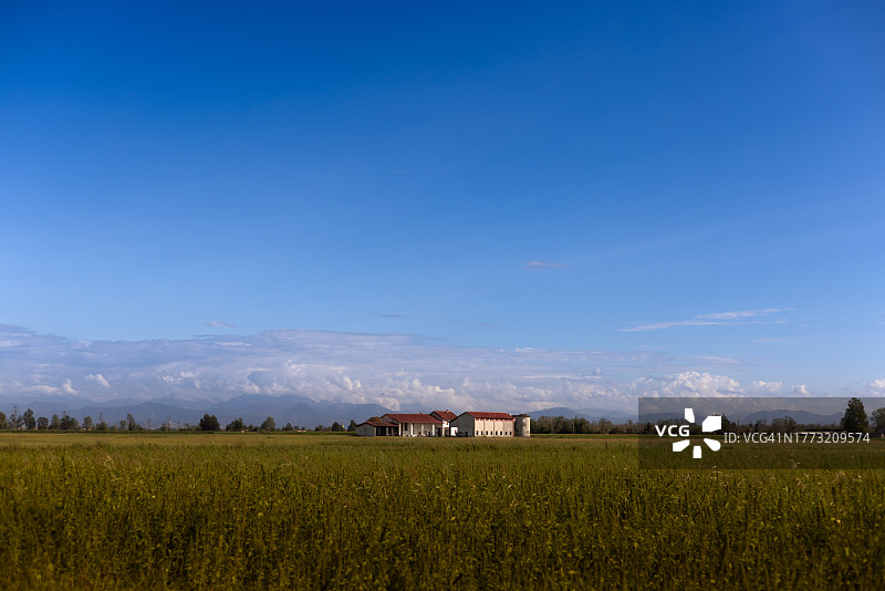 以蓝天为背景的农田上的房子图片素材