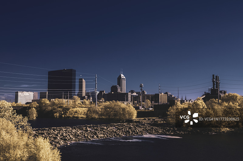 印第安纳州印第安纳波利斯市中心天际线红外图像，从白河角度拍摄图片素材