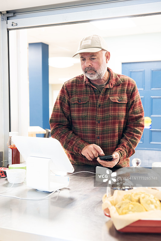 使用非接触式支付的中年男人图片素材