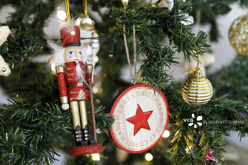 圣诞树上的圣诞装饰品特写图片素材