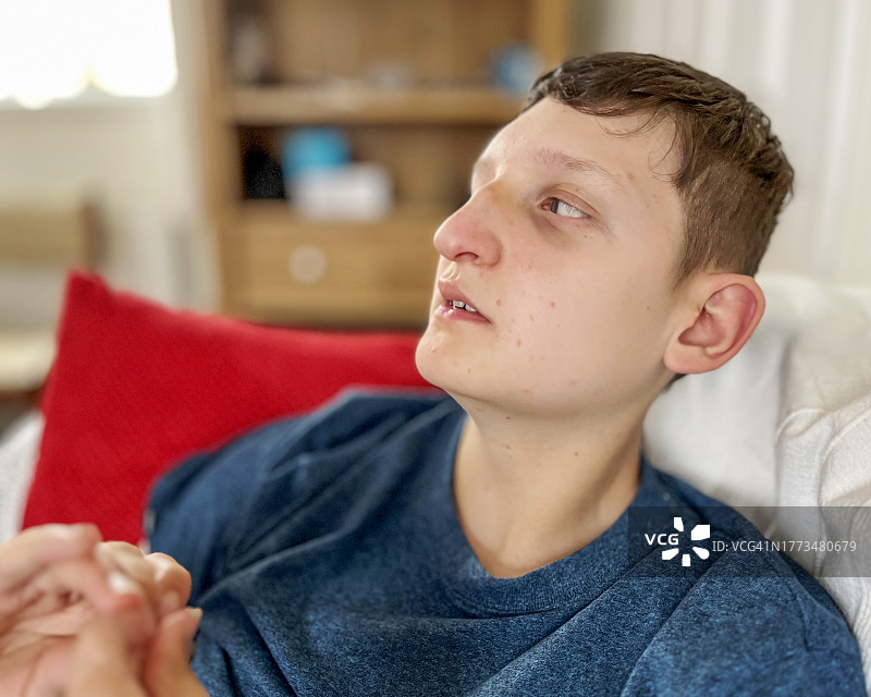 有部分视力障碍的男孩肖像图片素材