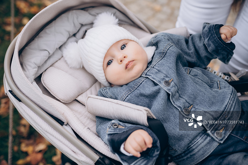 躺在婴儿车里的严肃婴儿图片素材